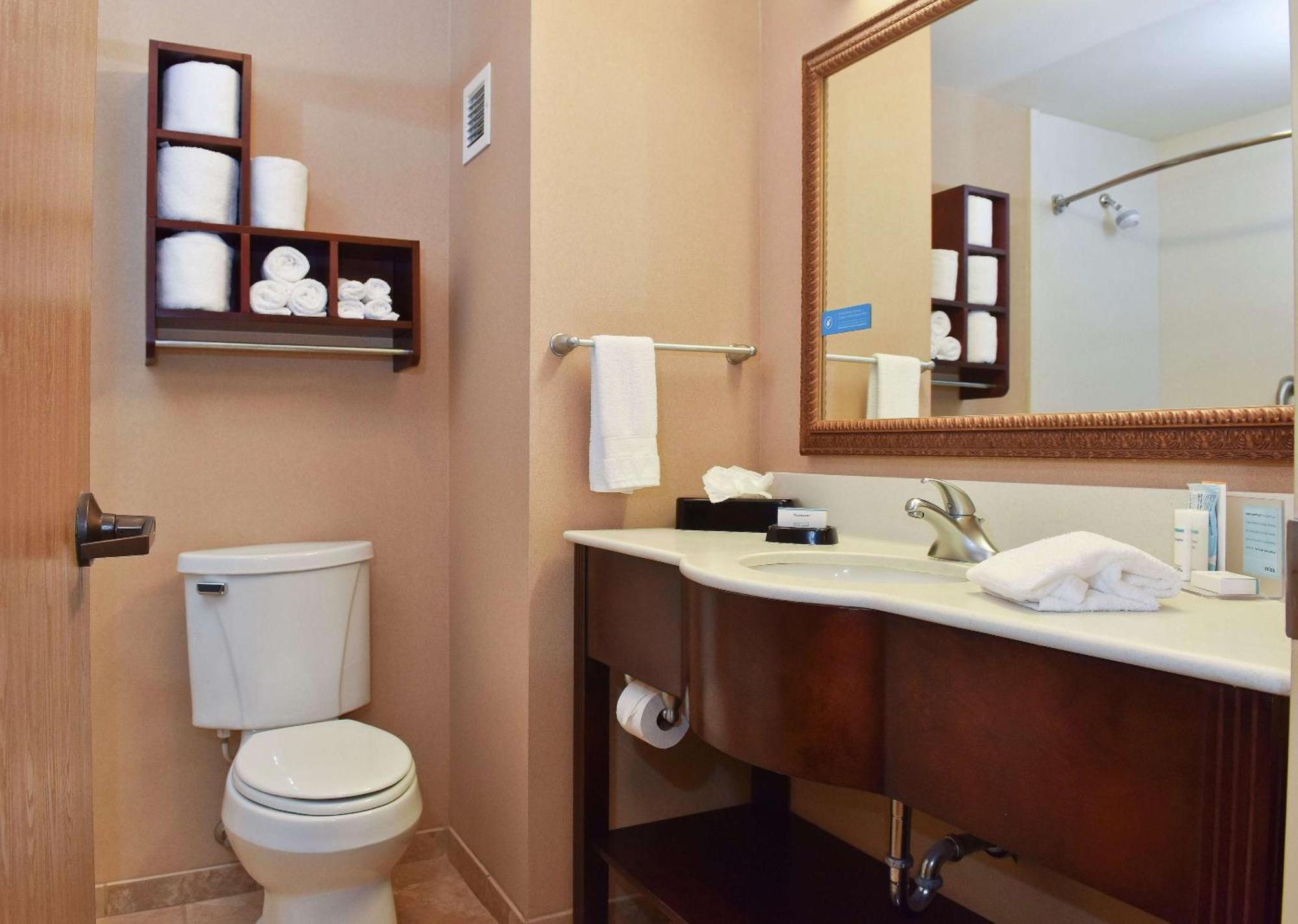 Hampton Inn Растон Экстерьер фото