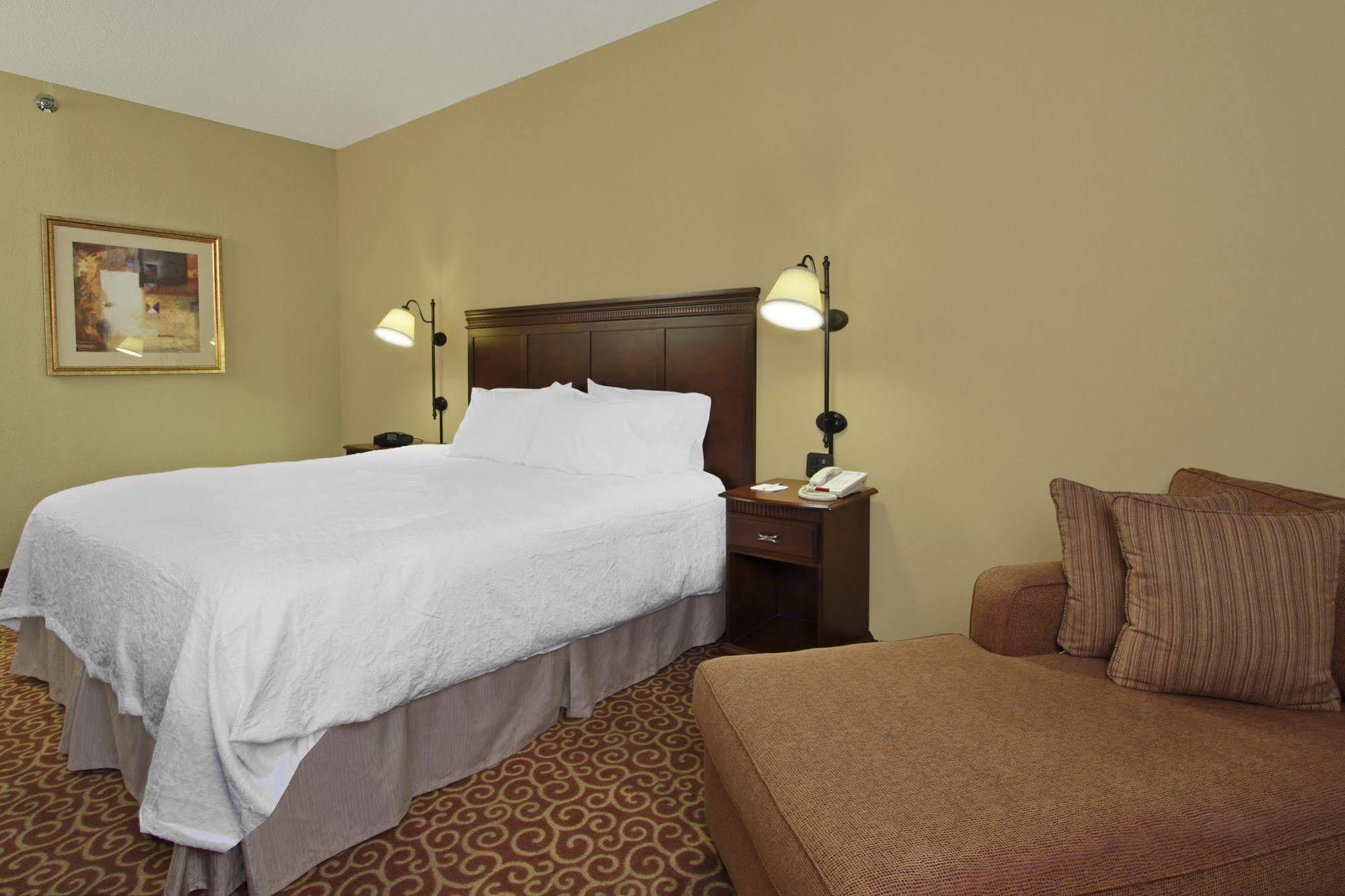 Hampton Inn Растон Экстерьер фото